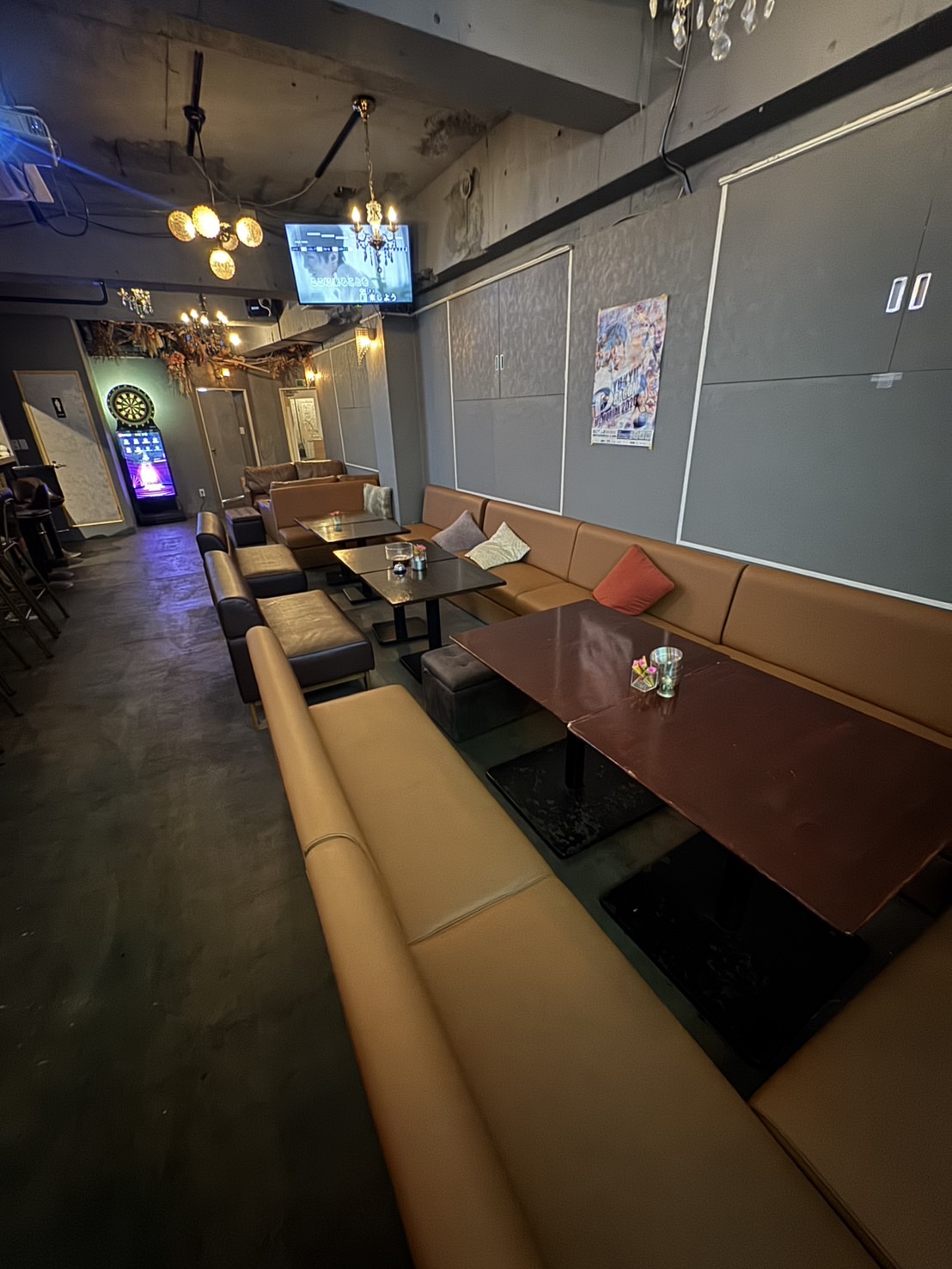 BAR CONCONのソファ席と店内